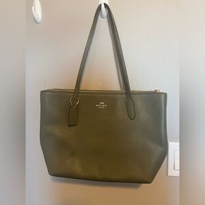 Coach C9746 Zip Tote Pebble Leather Green